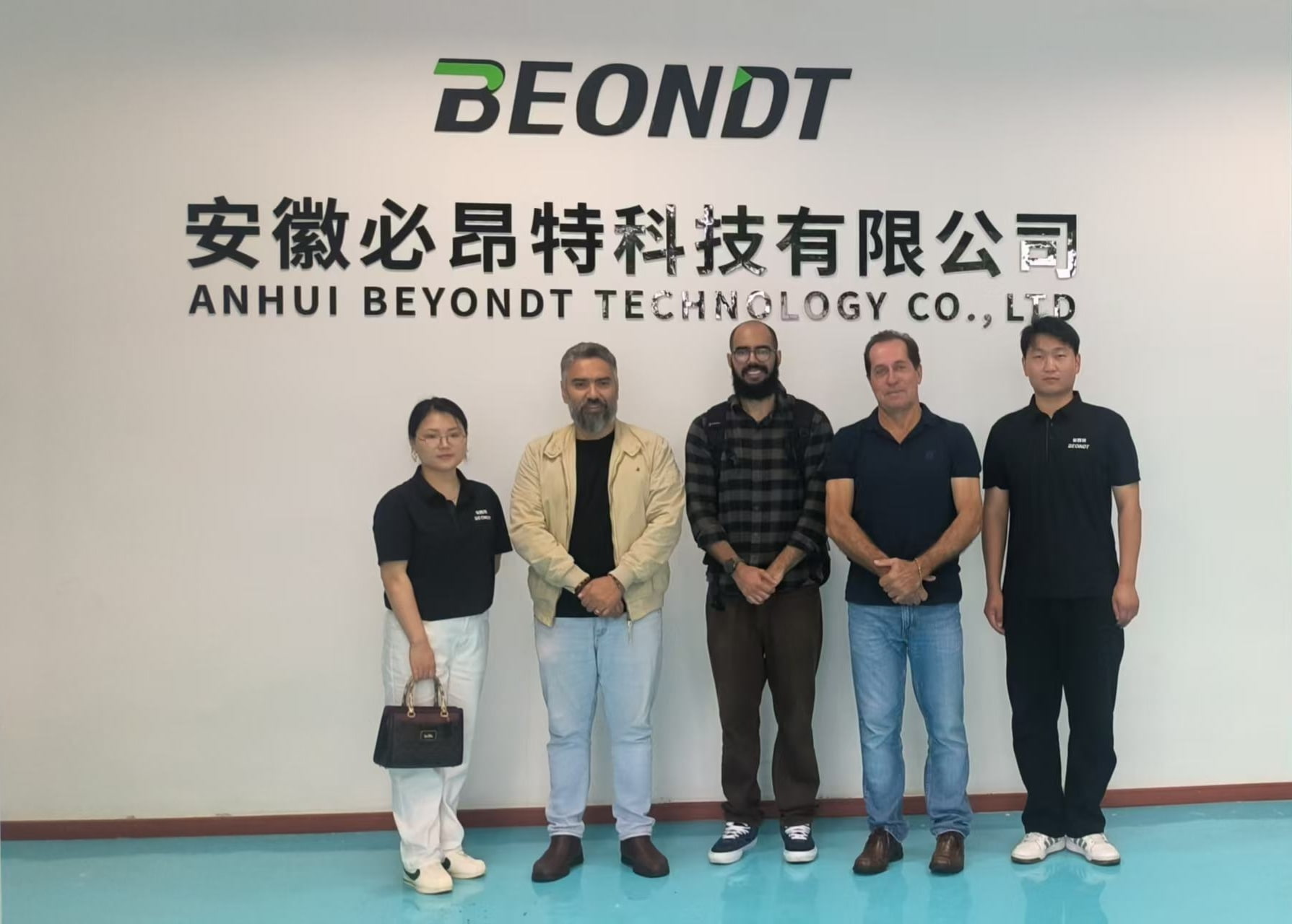 Delegação Brasileira Visita Fábrica de Drones BEONDT e Explora Colaboração em VANTs Agrícolas